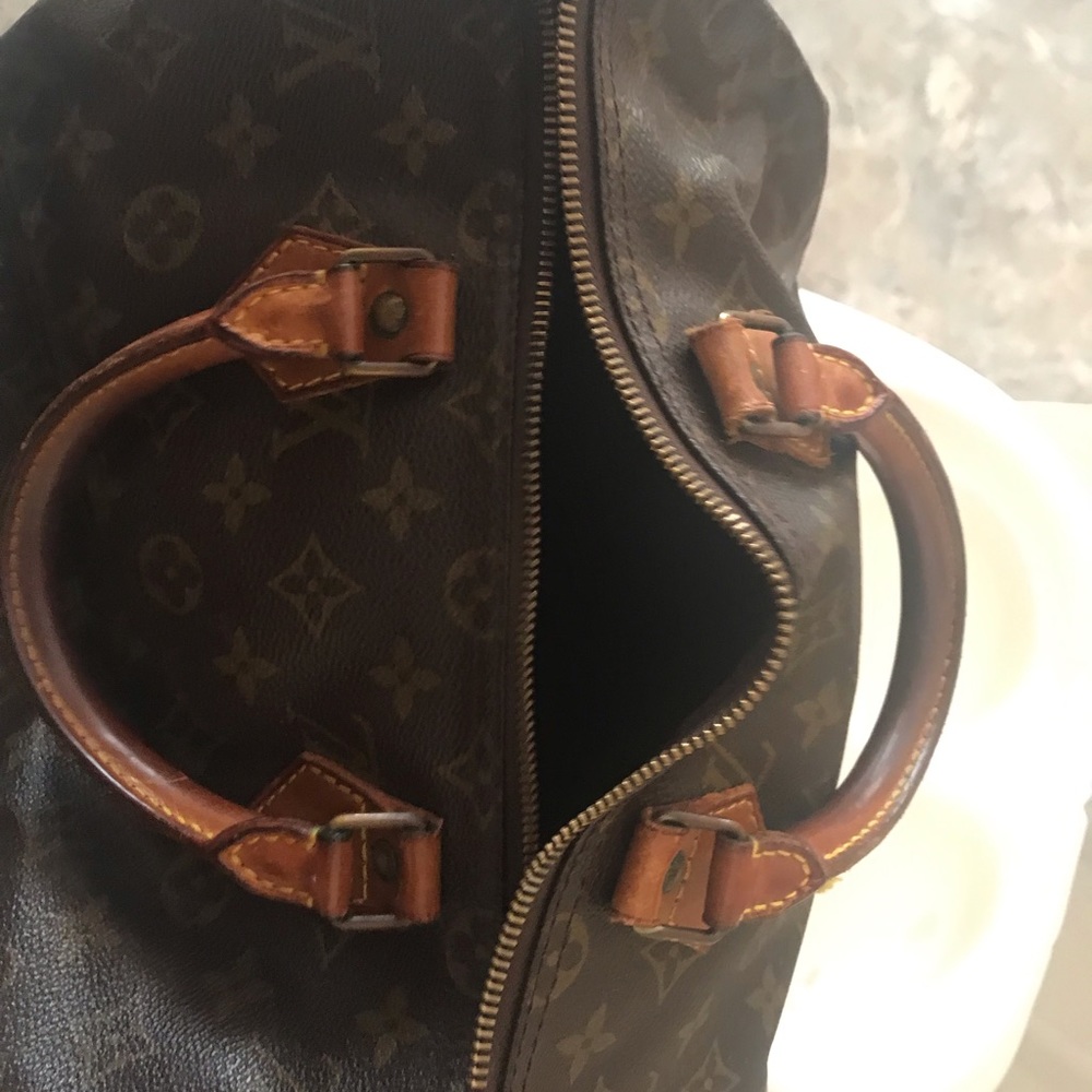 Louis Vuitton bag. Pre-owned and used item. - Picture 2 of 7